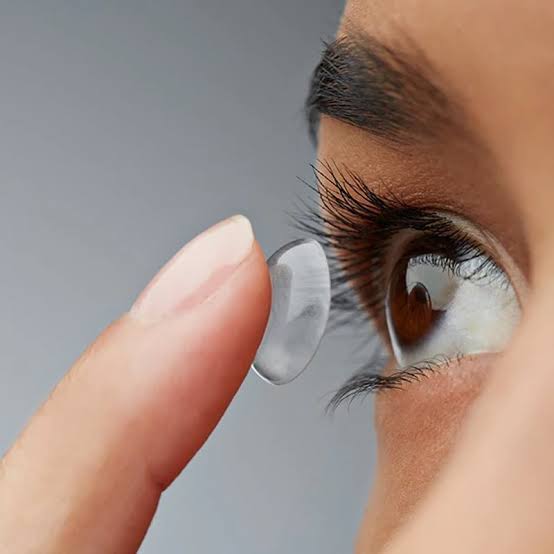 لنز رنگی برای چشم‌های تیره؛ کدام رنگ طبیعی‌تر است؟